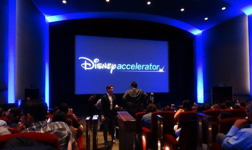 Disney veic lielus ieguldījumus AI: atbalsta piecus AI un VR tehnoloģiju jaunuzņēmumus savā 10. paātrinātāja programmā