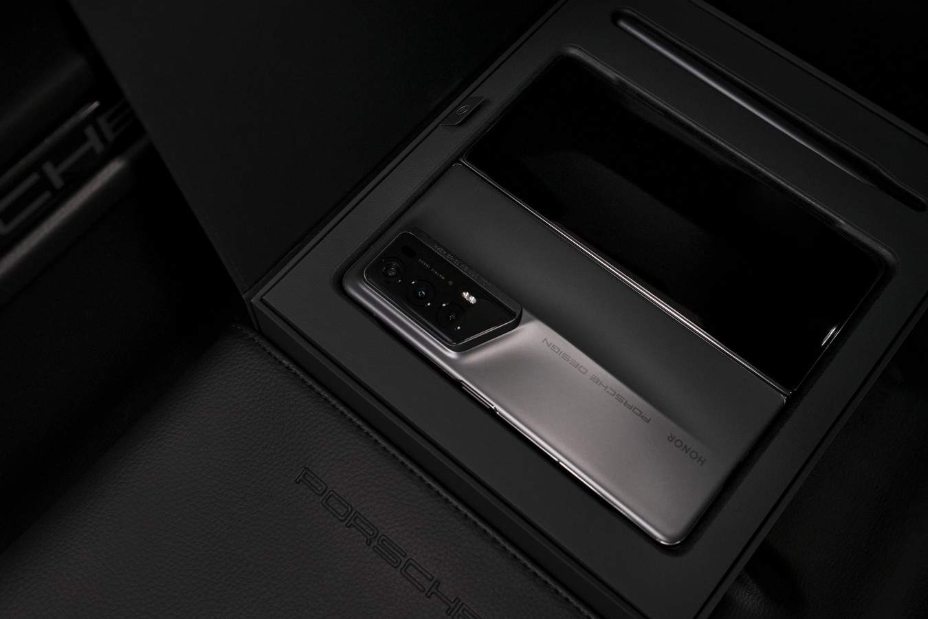 Porsche Design HONOR Magic V2 RSR globālais attēls 2