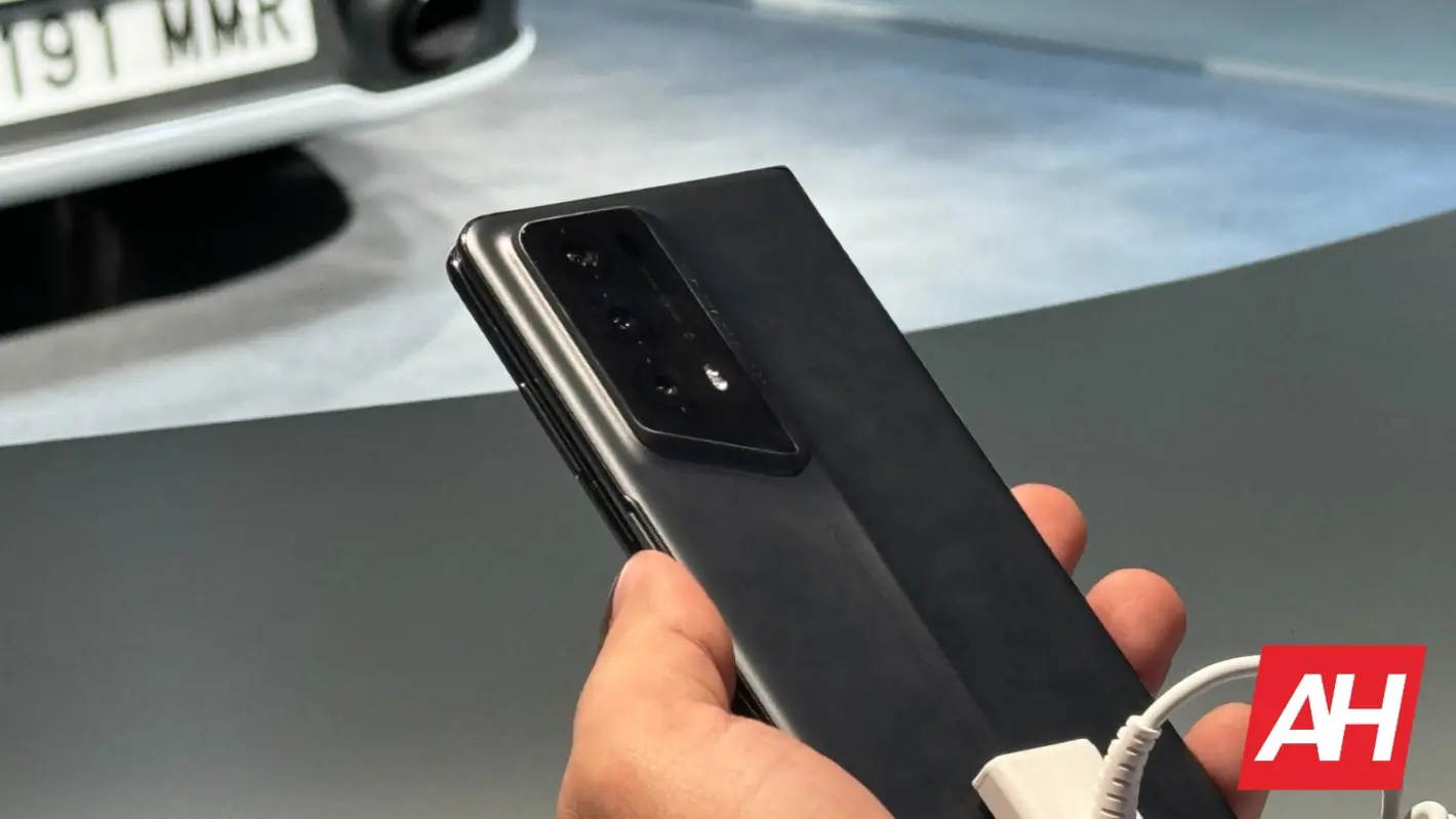 AH Porsche Design HONOR Magic V2 RSR attēls 3