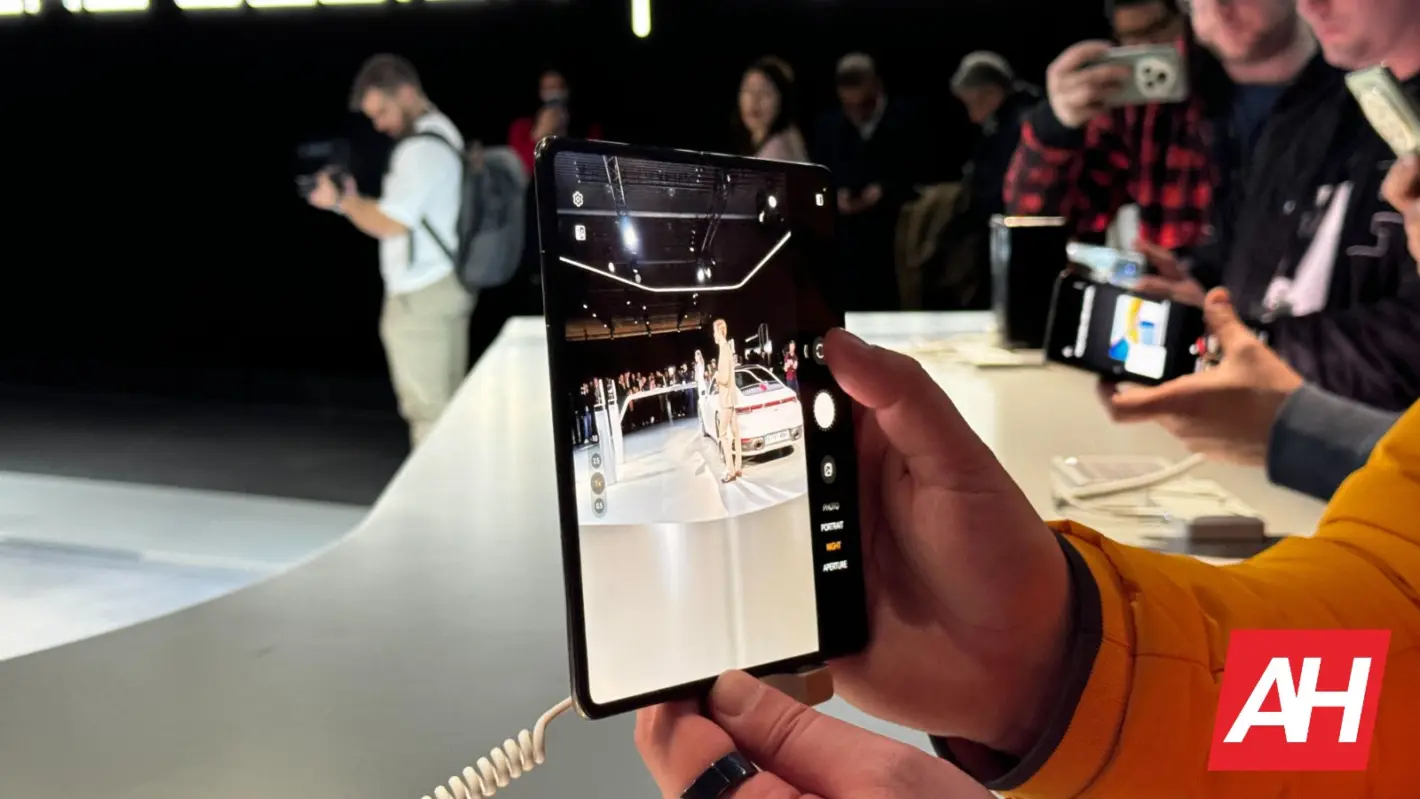 AH Porsche Design HONOR Magic V2 RSR attēls 4