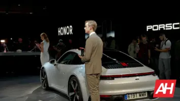 AH Porsche Design HONOR Magic V2 RSR attēls 5