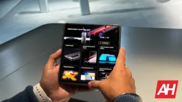 AH Porsche Design HONOR Magic V2 RSR attēls 1