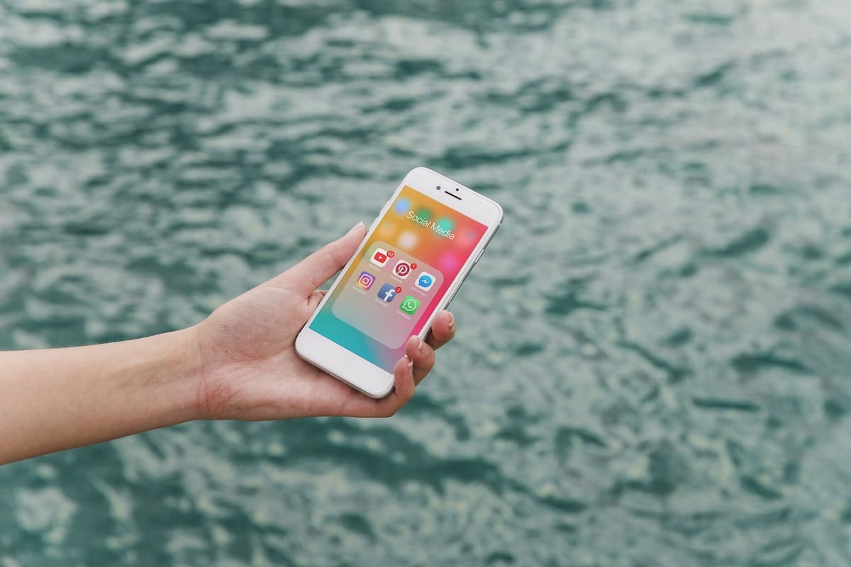 Cik metrus var iegremdēt iPhone tālruņos?