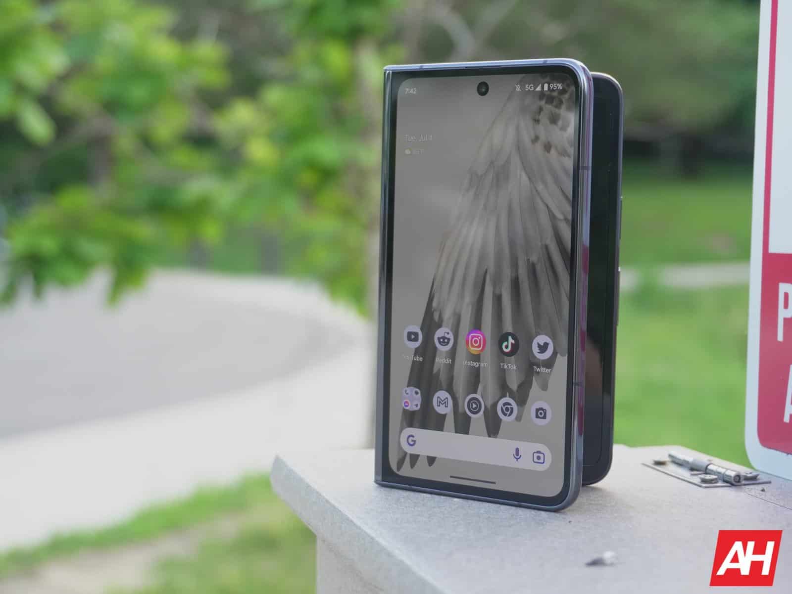 Baumo, ka Pixel Fold 2 displeja iekšpuse ir 8,02 collas