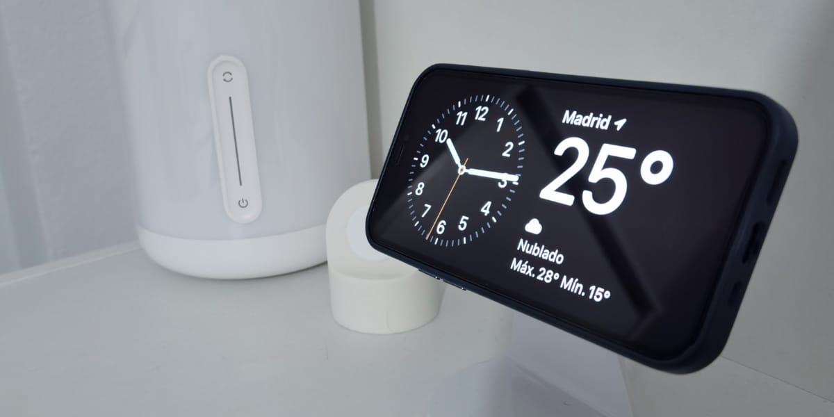 StandBy, ¿cómo convertir tu iPhone en un reloj de mesa?