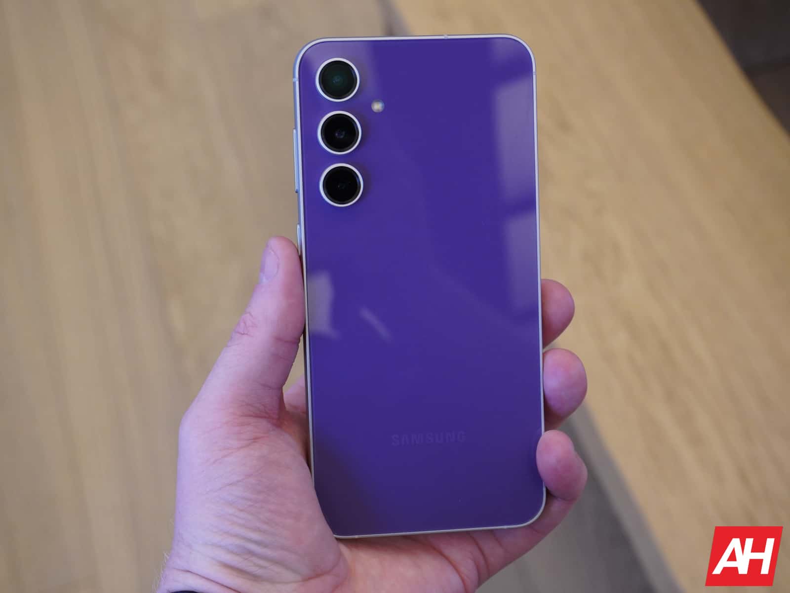 Featured image for Galaxy S23 FE, S20 FE and more get March update globally