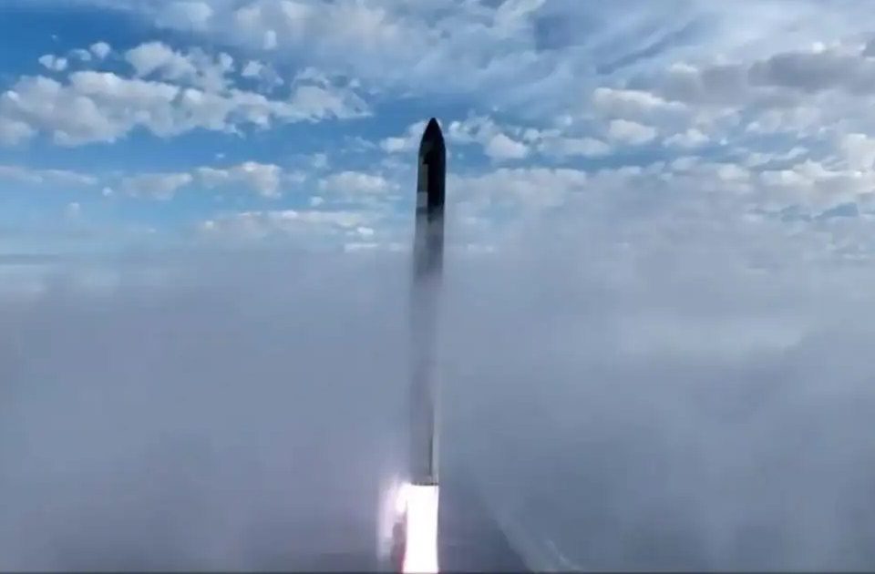 SpaceX Starship sasniedz jaunu pavērsienu veiksmīgā trešajā testa lidojumā, neskatoties uz atgriešanās zaudējumiem