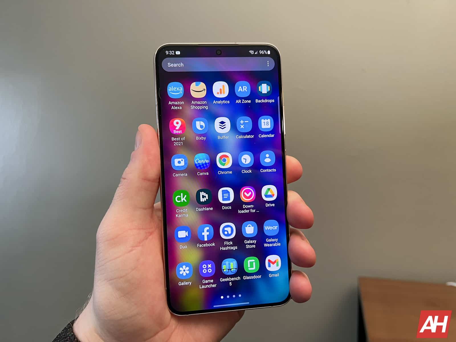 Aprīļa atjauninājums pieejams tālruņiem Galaxy S22, S20 FE, Flip 4 un citiem