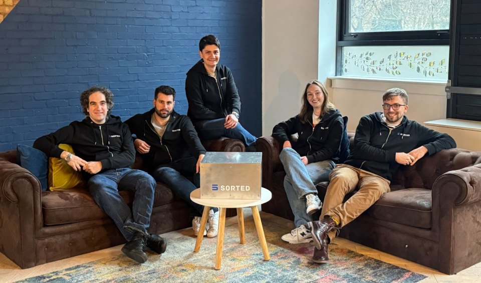Londonā bāzētais mākslīgā intelekta pārstrādes uzņēmums Sorted piesaista finansējumu 1,65 miljonu mārciņu apmērā, lai novērstu materiālu šķirošanas trūkumu