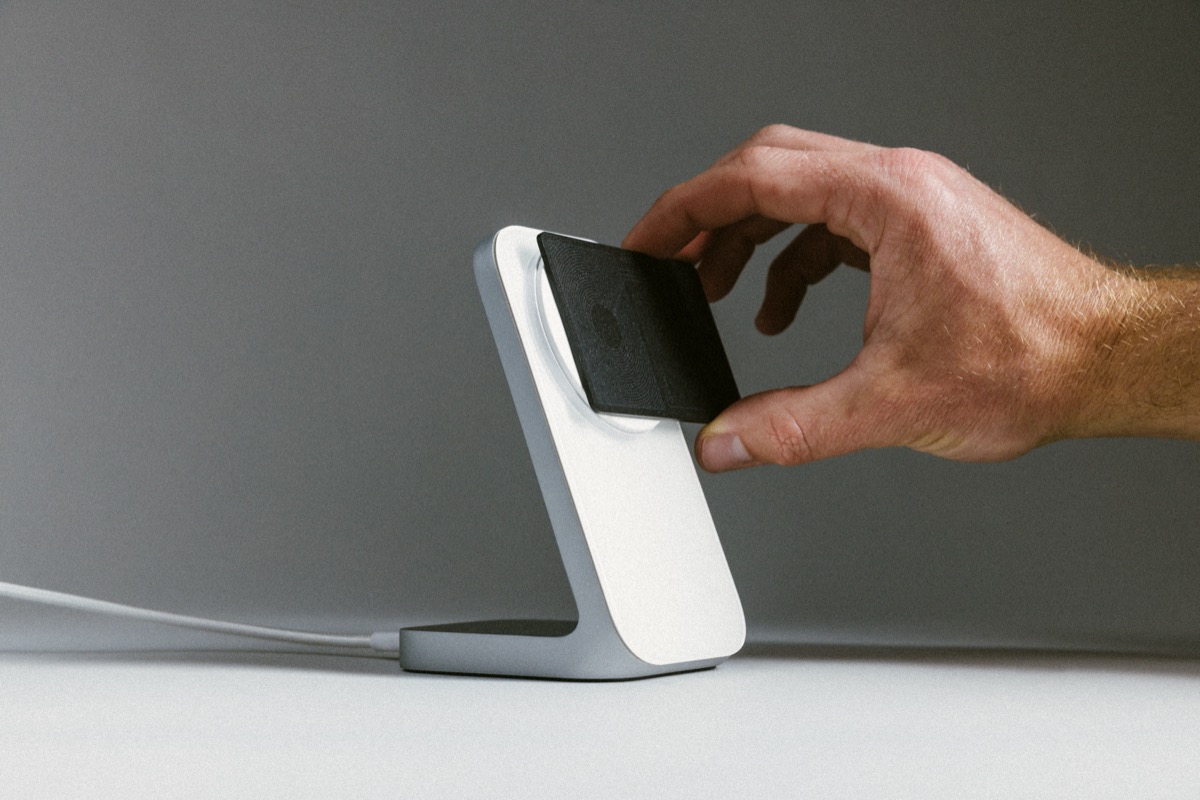 Nomad karte ar bezvadu uzlādi