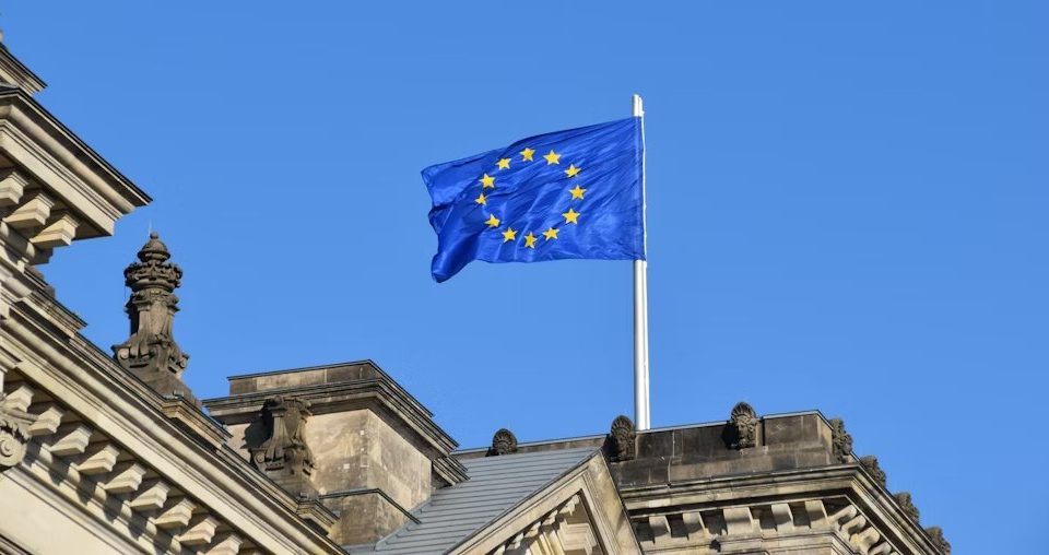 ES apstiprina pasaulē pirmo lielāko AI regulu;  kas stāsies spēkā jūnijā