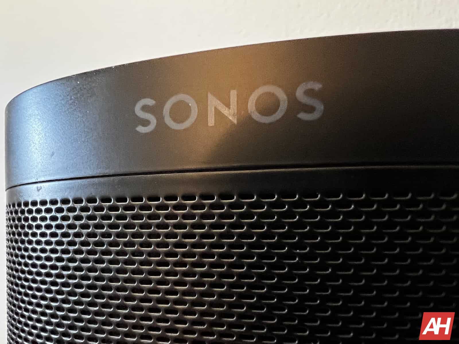 Līdzās cenu noteikšanai noplūda Sonos Ace austiņas ar magnētiskiem spilveniem