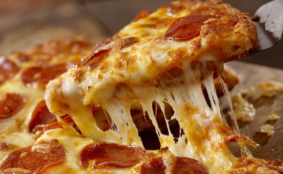 Līme picā: Google AI pārskatā ir ieteikts pievienot līmi, lai siers pielīp pie picas