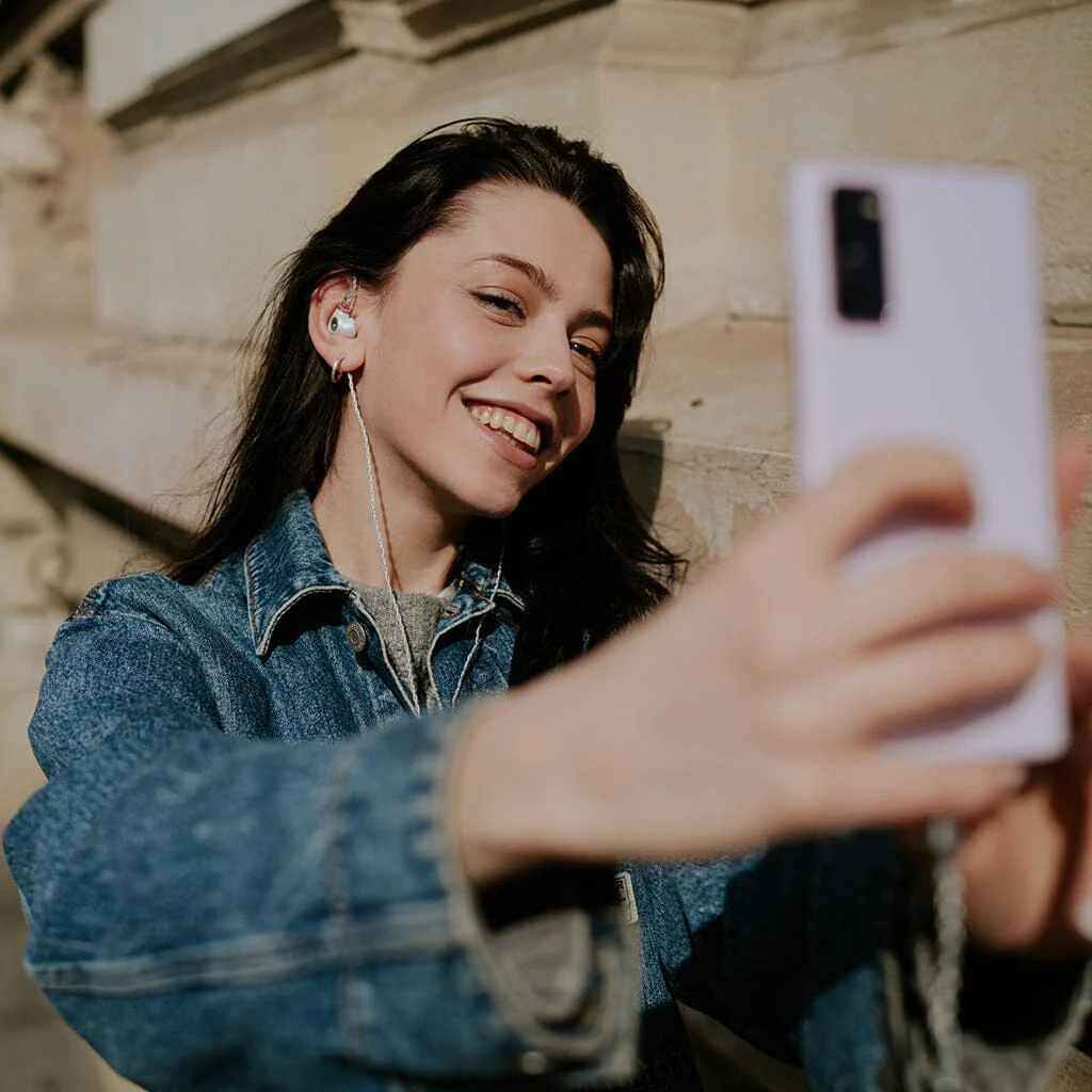 MEZE Audio ALBA Lifestyle 2