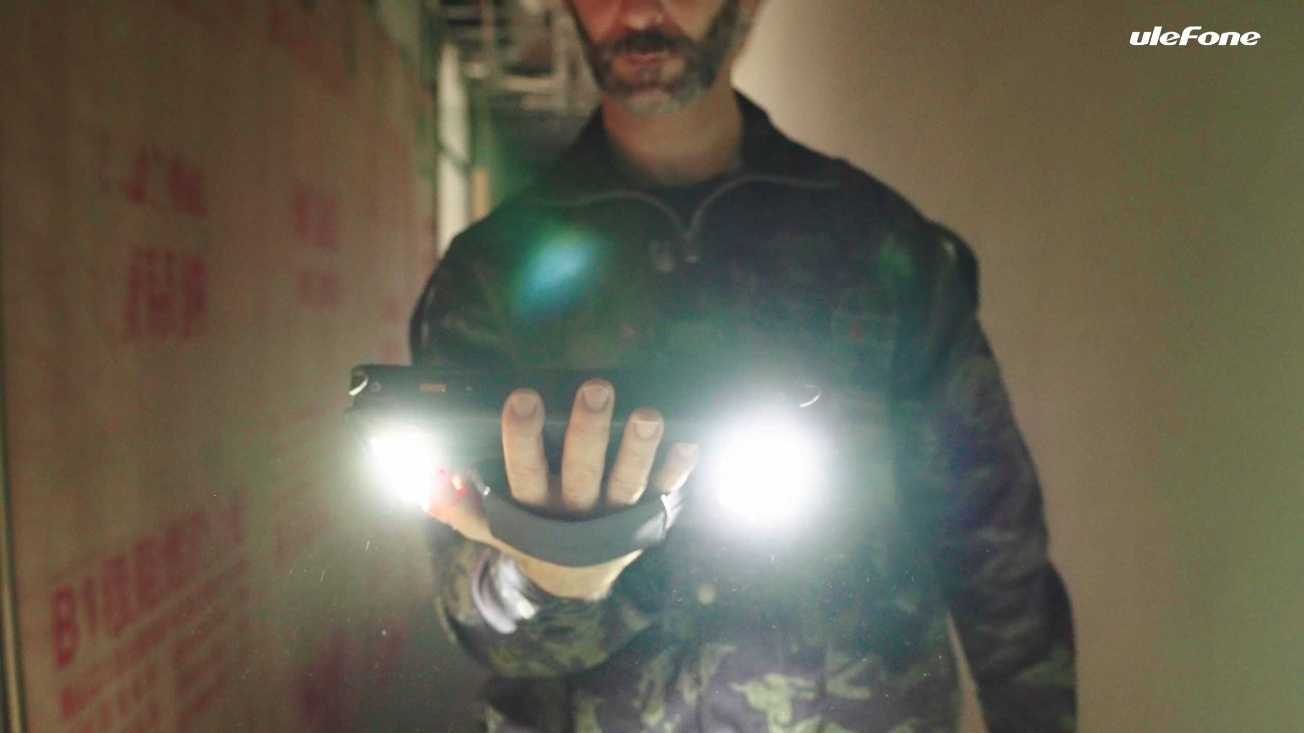 Ulefone Armor Pad 3 Pro ir iebūvētas kempinga gaismas: Video