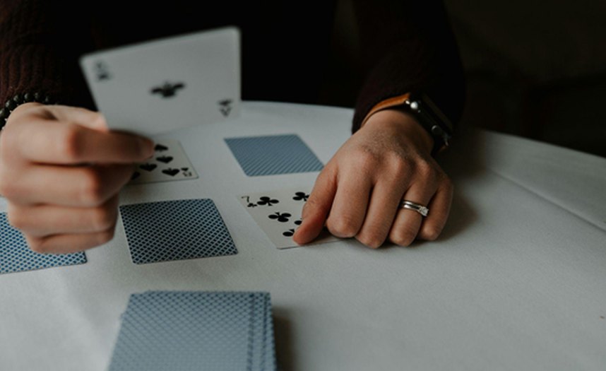 2024. gada vadošās tiešsaistes kāršu spēles: kas šogad ir populārs?