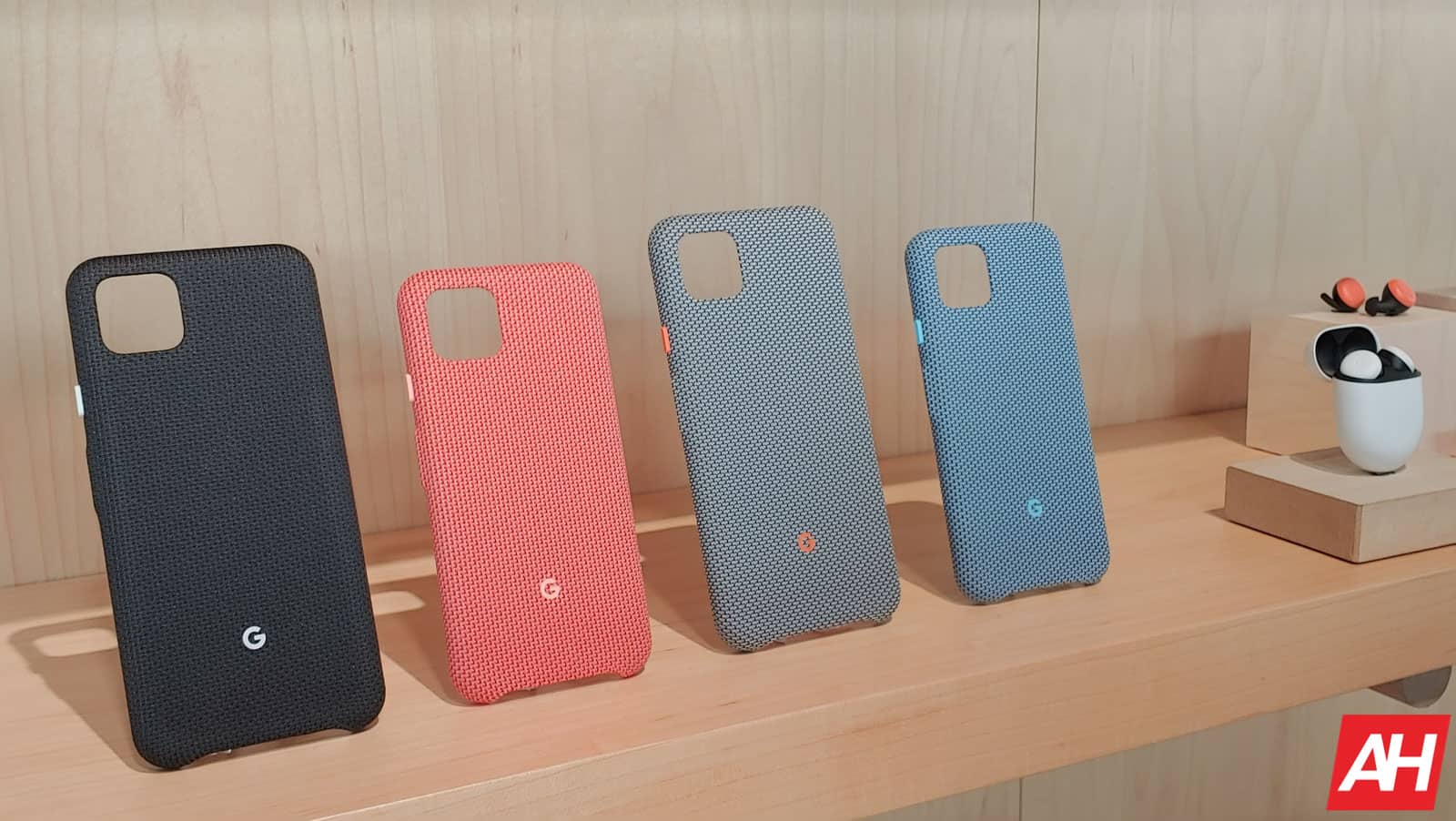 Cien. Google, lūdzu, atnesiet auduma futrāļus!