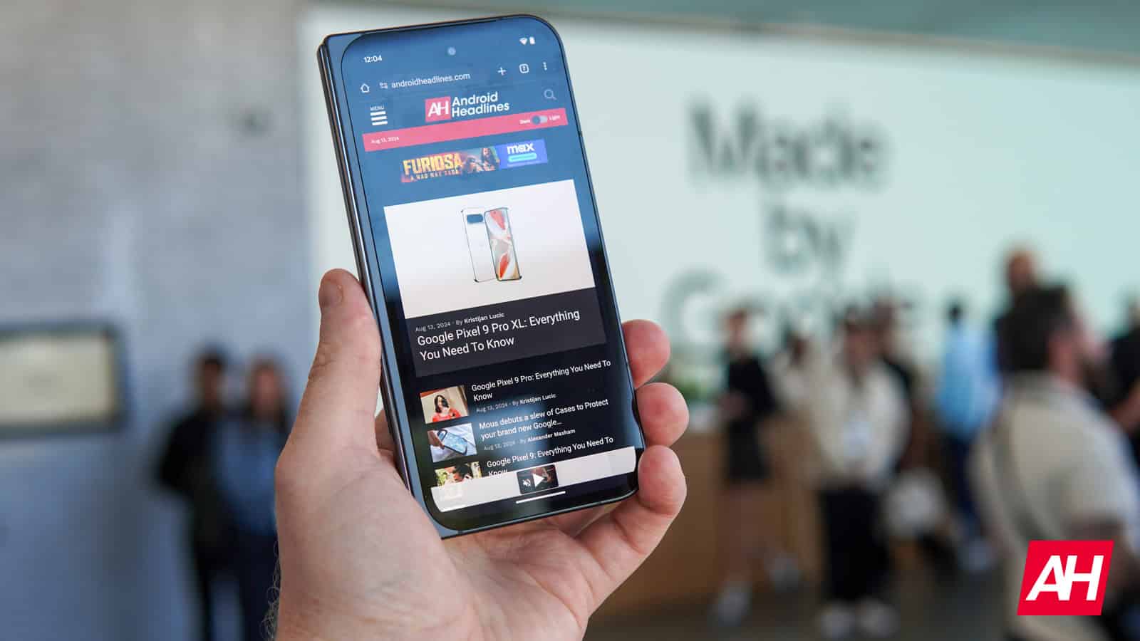 Google pārstāvis Riks Osterlohs paskaidro, cik grūti ir izveidot viedtālruni