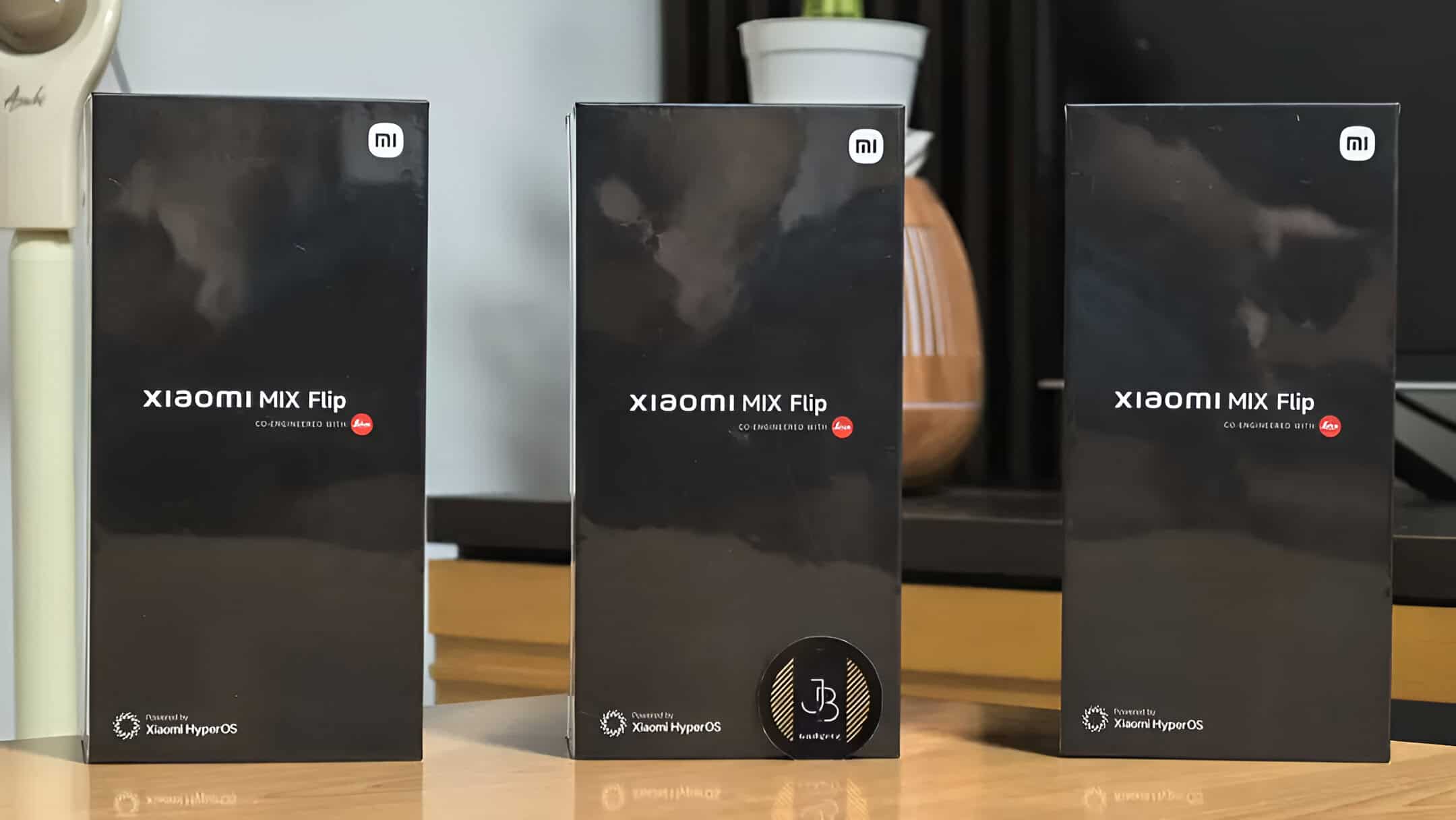 Parādās Xiaomi MIX Flip globālā cenu zīme un mazumtirdzniecības kaste