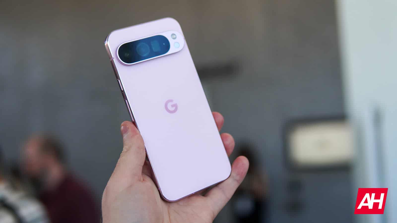 "Mūsdienīgs un nevainojams": Pixel 9 vadošais dizainers aizstāv kameras joslu