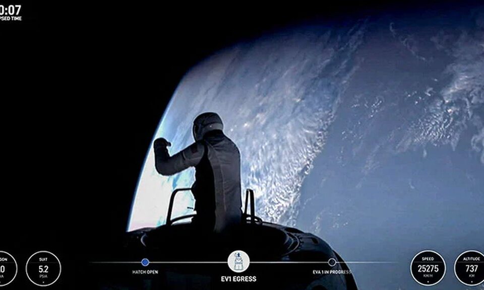 SpaceX veido vēsturi ar pirmo civilo iziešanu kosmosā