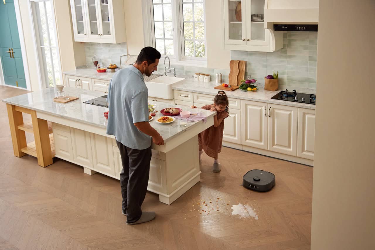 Eureka J15 Pro Ultra debitē ar nozares pirmo pašattīrošo bāzes staciju un aktīvās matu griešanas tehnoloģiju