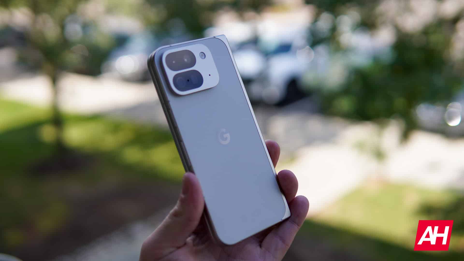 Pixel 9 Pro Fold uzlādes ātrums ir lēnākais starp sērijām