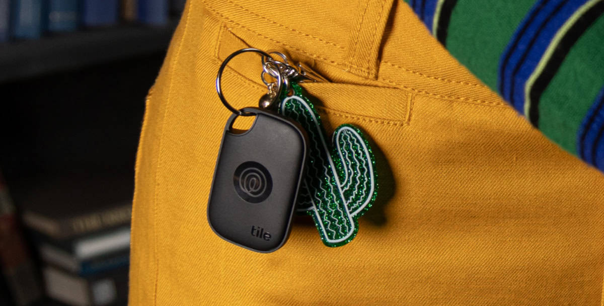 Tile jaunākie izsekotāji ir oficiāli ar a "panikas poga" funkciju