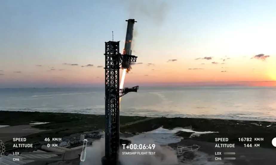 SpaceX gaisā notver atgriežas milzu Starship raķešu pastiprinātāju, pārvēršot zinātniskās fantastikas ideju realitātē