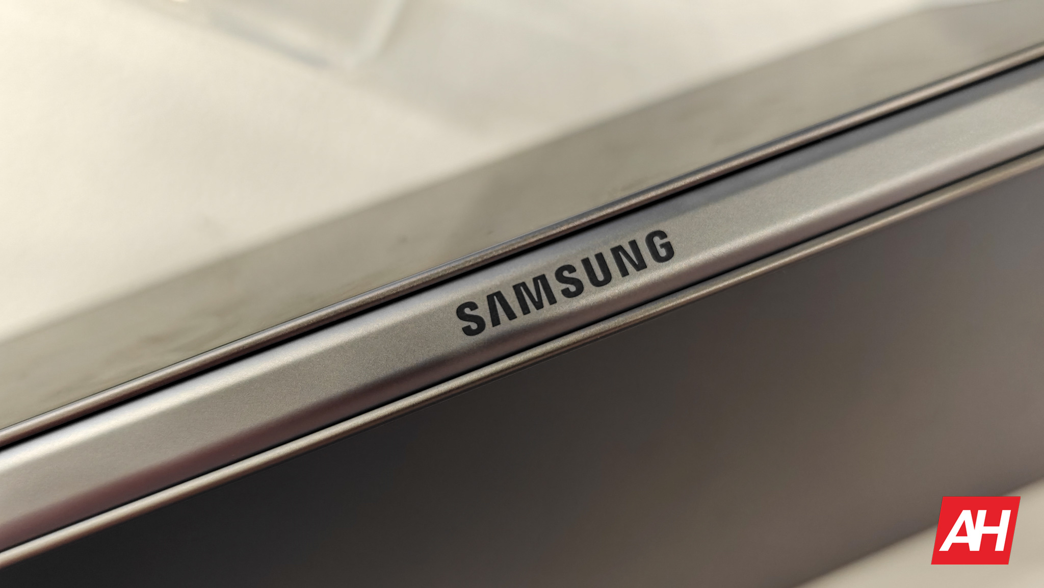 Samsung patenti parāda trīs salokāmu un sarullējamu tālruņu dizainus