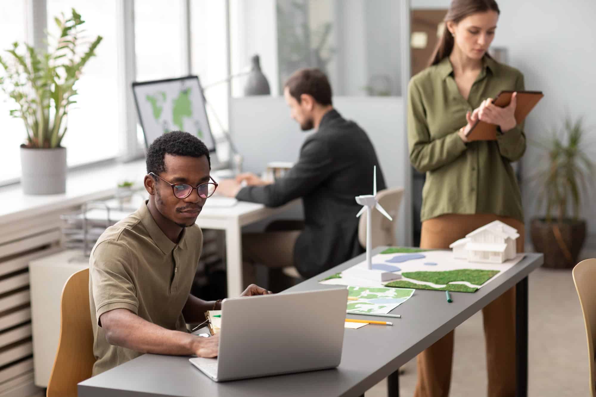 Zaļo tehnoloģiju pieaugums: kā ilgtspējīgas inovācijas mainās mūsu dzīvesvietā