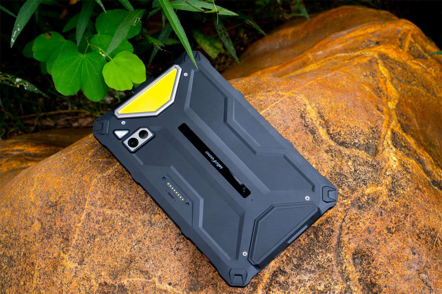 Ir iznākuši Ulefone Armor Pad 4 Ultra izpakošana un praktiskie video