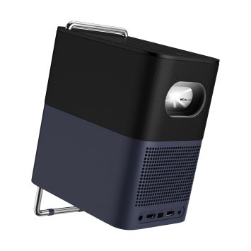 A1 projektors aizmugurē pa kreisi