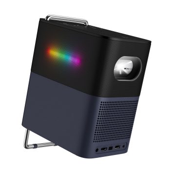 A1 projektors aizmugurē pa kreisi (gaisma)