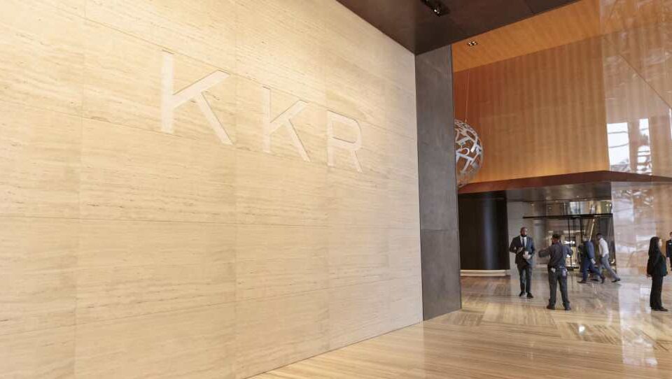 KKR iegādājas 35% Japānas programmatūras ražotāja Fuji Soft akciju, potenciāli bloķējot konkurenta Bain augstāko piedāvājumu par privatizāciju