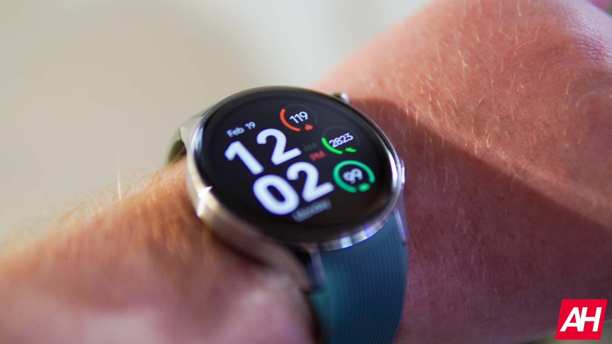 OnePlus Watch 3 atveido virsmas tiešsaistē ar rotējošu kroni