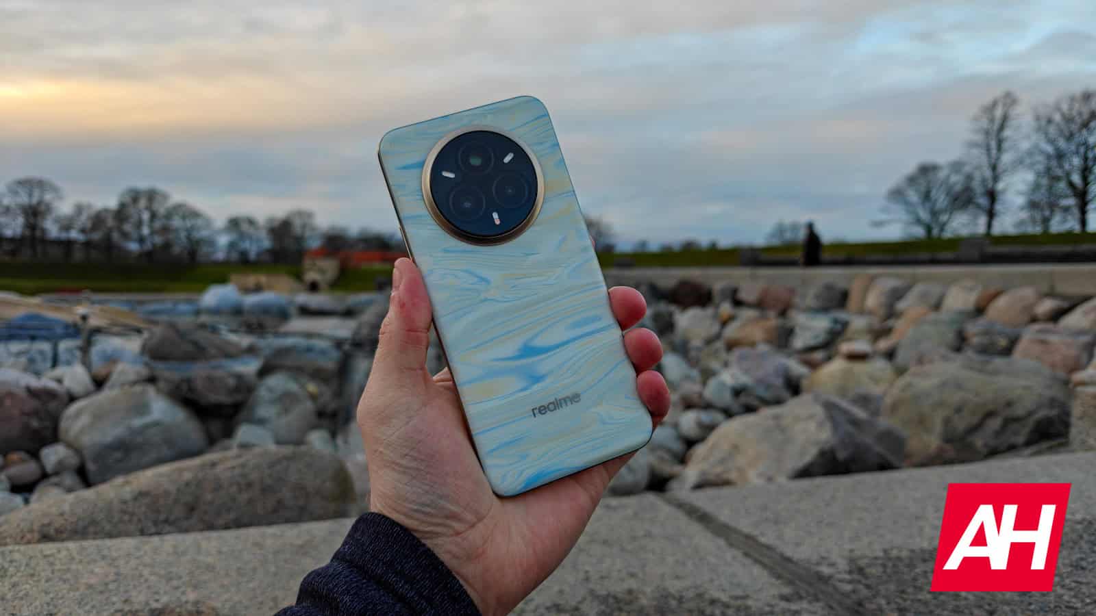 Lūk, kā realme 14 Pro Plus 5G izskatās aukstā laikā