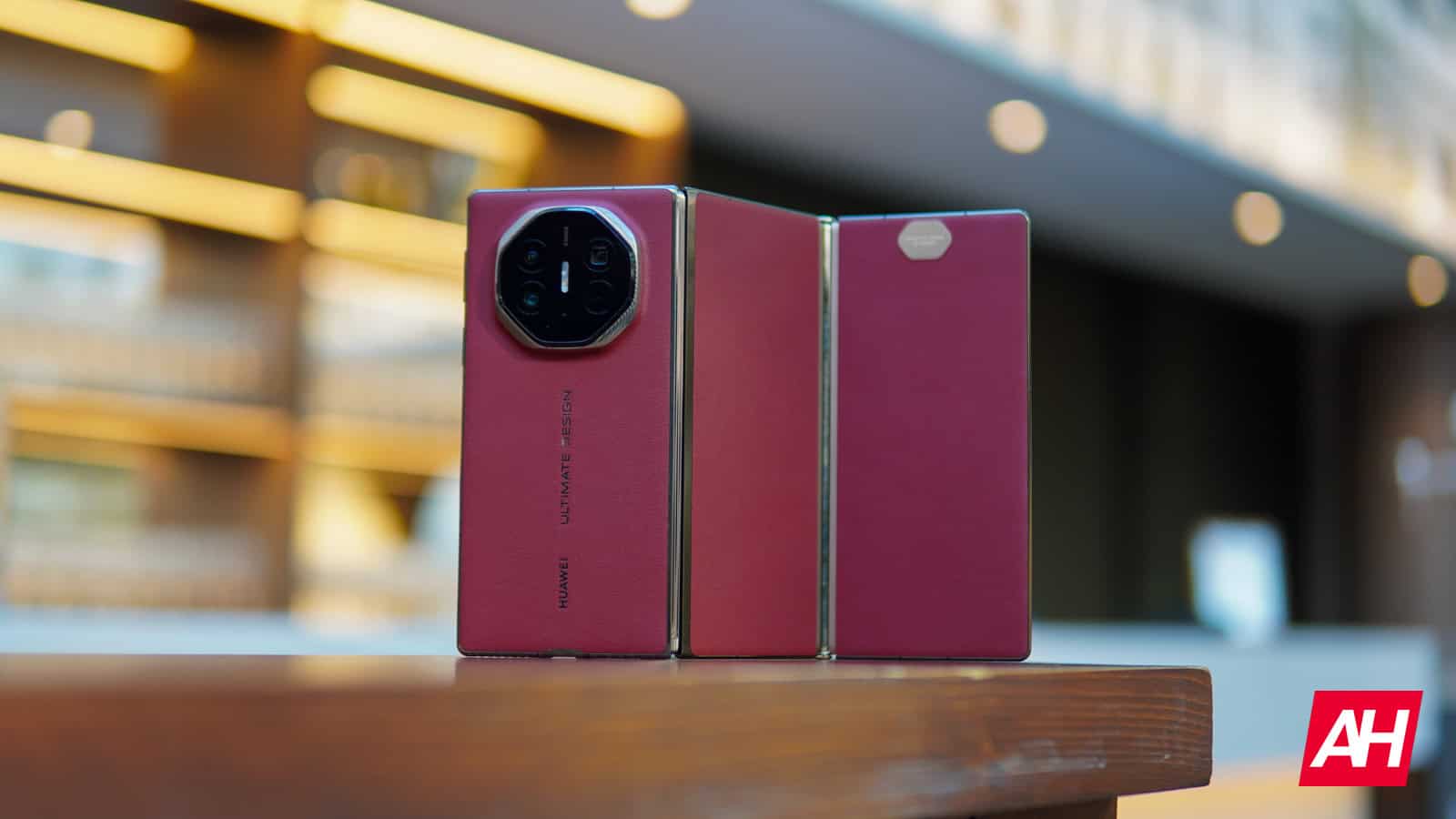 Pirmā Samsung trīskāršā tālruņa izlaišana varētu tikt ierobežota 2025. gadā