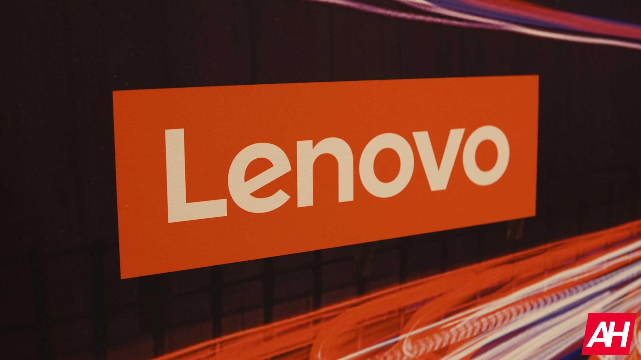 Šis ir Lenovo Thinkbook Flip AI ar masīvu saliekamu ekrānu