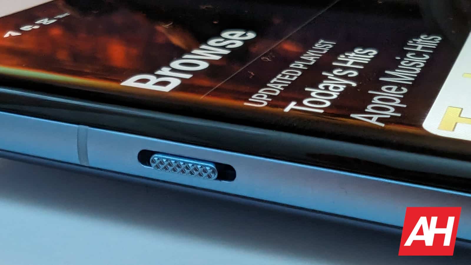 Nākotnes OnePlus tālruņiem varētu būt iPhone līdzīga darbības poga