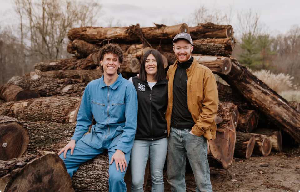 Šis startspers pārvērš izmestus kokus par miljardu dolāru koka pārstrādes nozari
