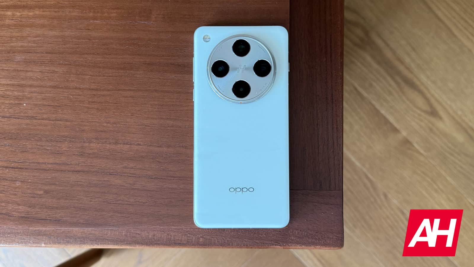 Oppo kompaktais vadošais tālrunis, lai iegūtu negaidītu vārdu