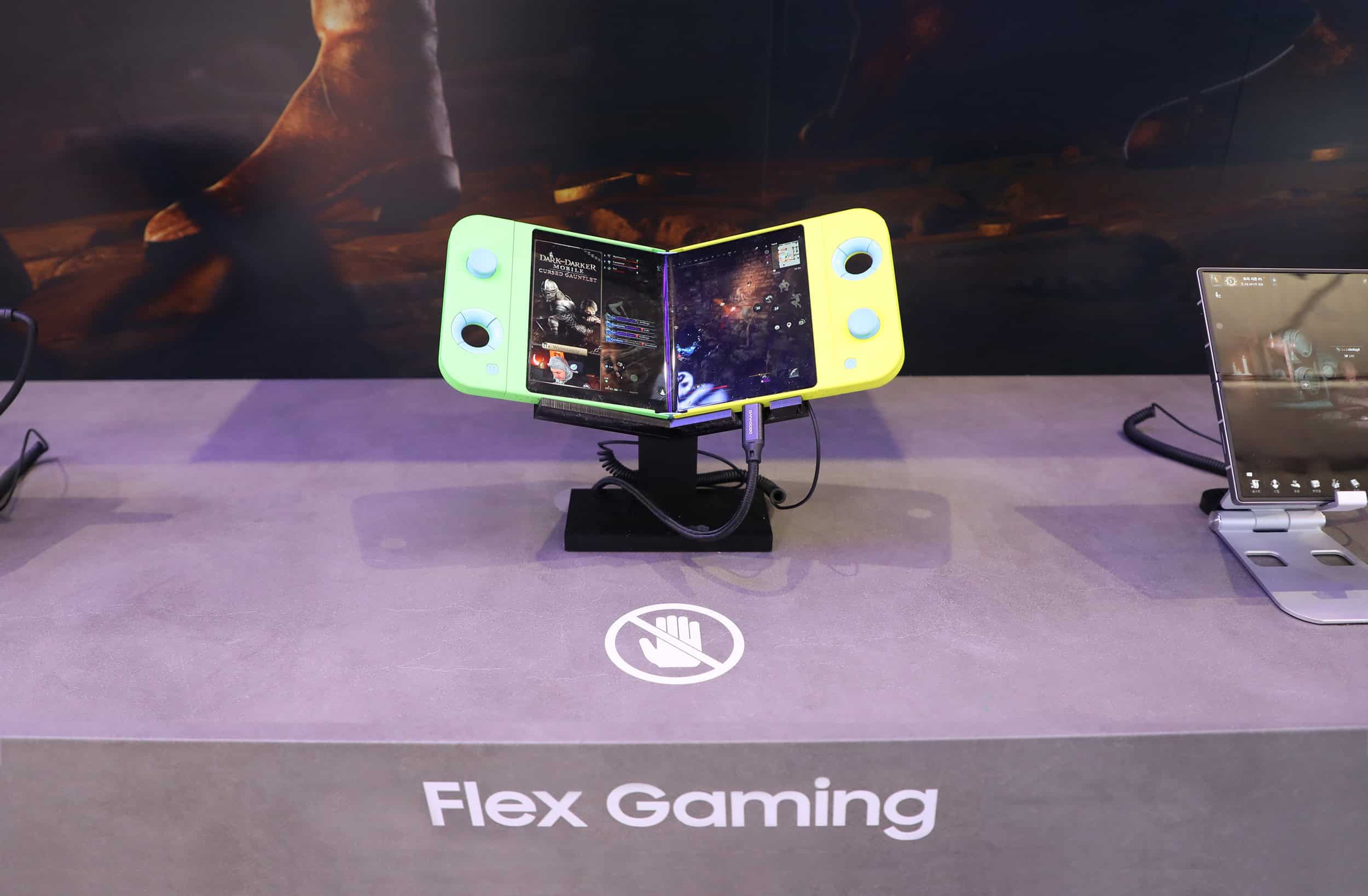 Samsung atklāj “Flex Gaming” plaukstdatoru, kas saliecas uz pusēm