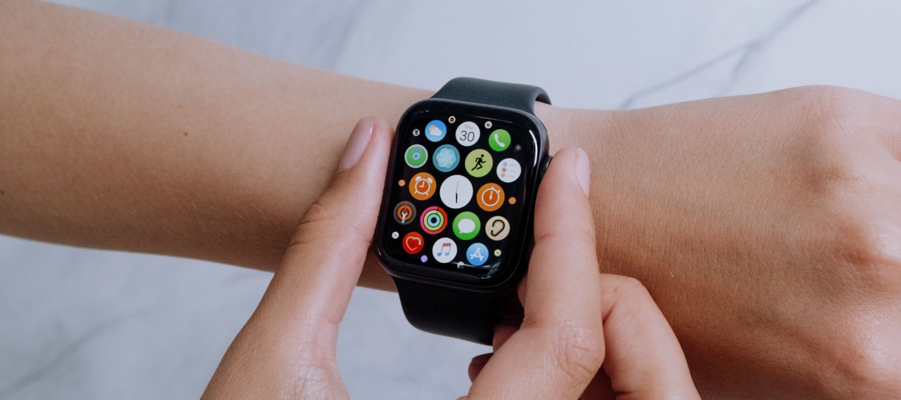 Kā organizēt lietotnes savā Apple Watch