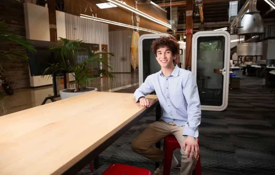 Konteksts nopelna 11 miljonus USD, lai atklātu pirmo AI vietējo biroja komplektu, kura vērtība ir 70 miljoni USD