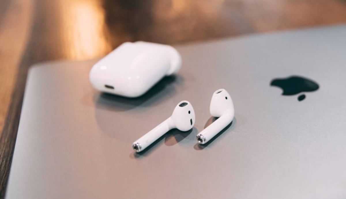 Kā reproducēt vienu un to pašu skaņu abos AirPods-4
