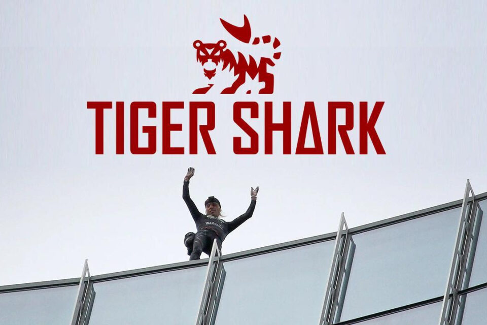 Franču “Zirnekļcilvēks” mērogo debesskrāpi, lai palaistu pasaules pirmo darbības marķieri