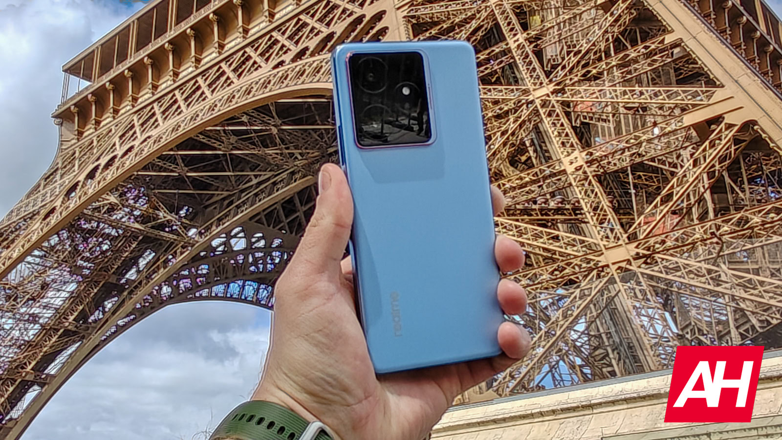 Kamēr Apple pievieno AI un Google vijoles ar pikseļiem, Realme izgatavoja akumulatora briesmoni