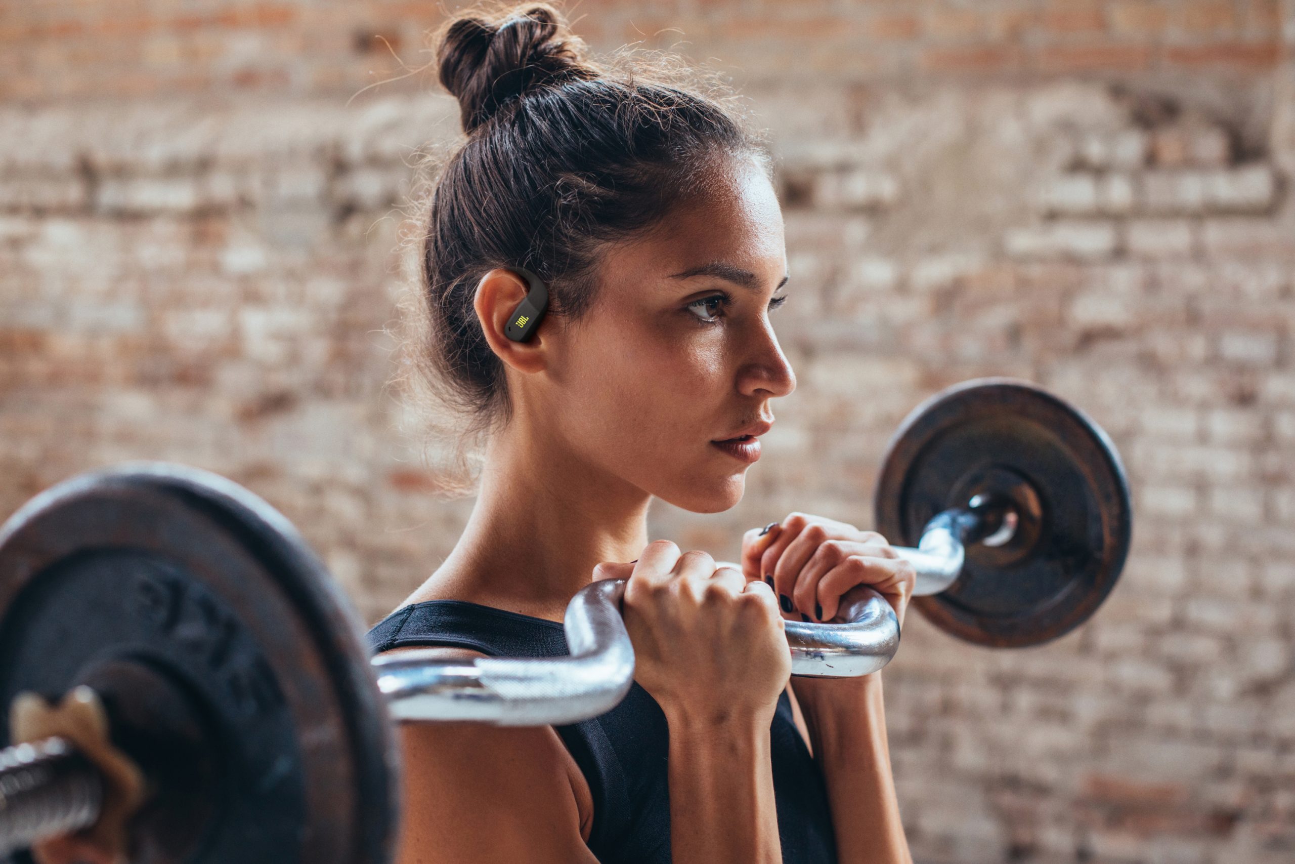 Lidojiet uz izturības zonu ar JBL jaunajām ausu ausīm