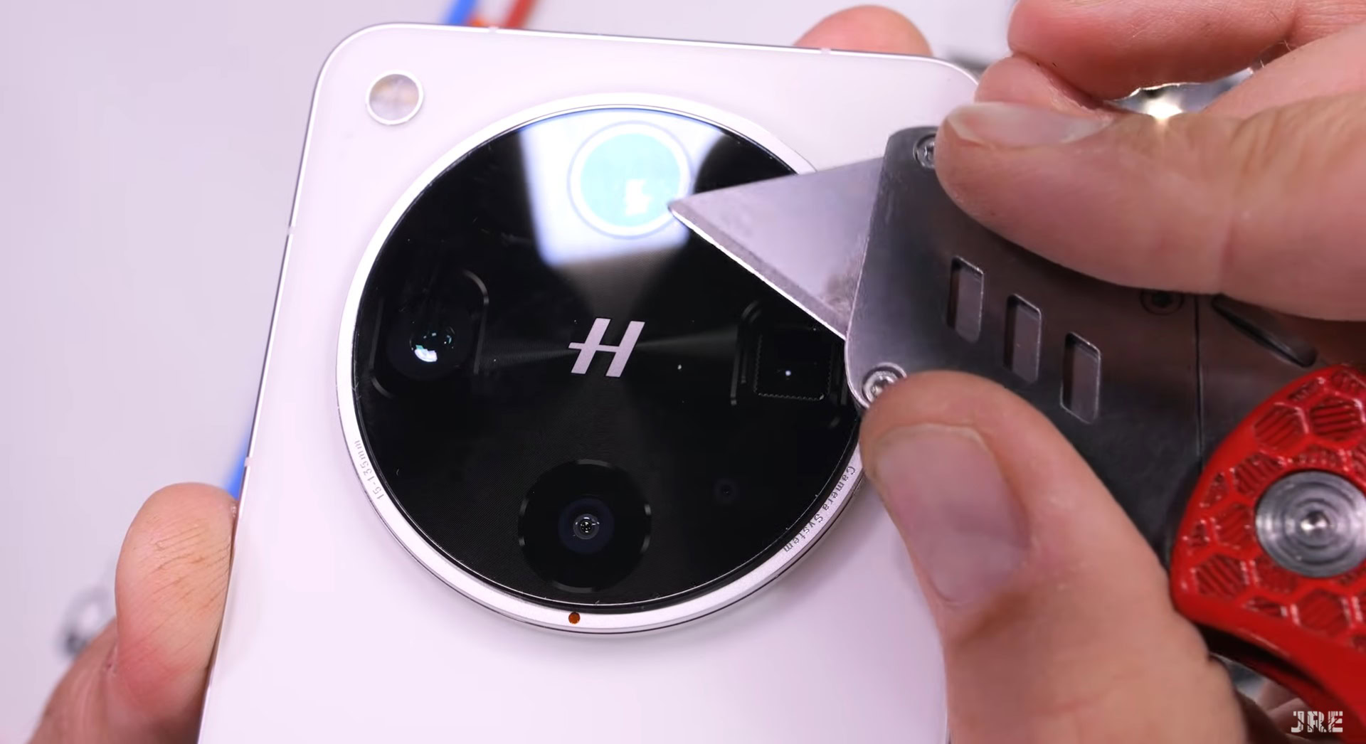 OPPO Atrodiet X8 ultra pārtraukumus zem spiediena izturības testā